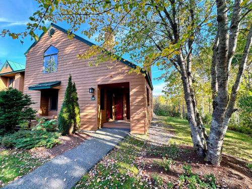 Bretton Woods House | MWP69 Spacious 5-bedroom condo, partial Notch views, 2 min to skiing!