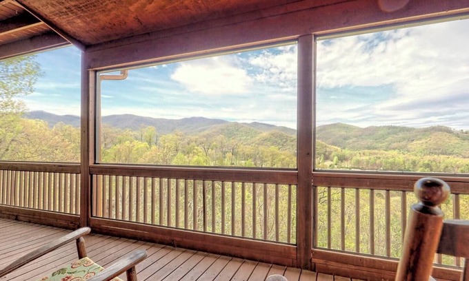Hayesville Cabin | Nantahala Treehouse - by Chatuge Home Concierge, Mountian view, deck fire pit
