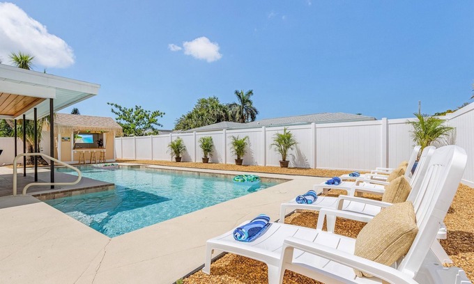 Central Naples House | Naples 3 BDRM/Big Htd Pool/Tiki Bar/BBQ