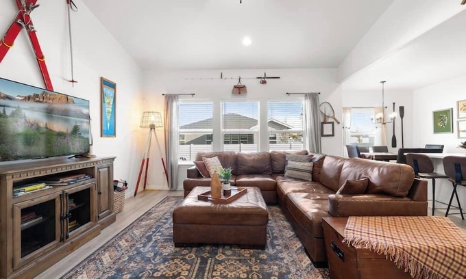 Twin Falls House | National Parks Charm! King bed, game garage, firepit, family perks, single level