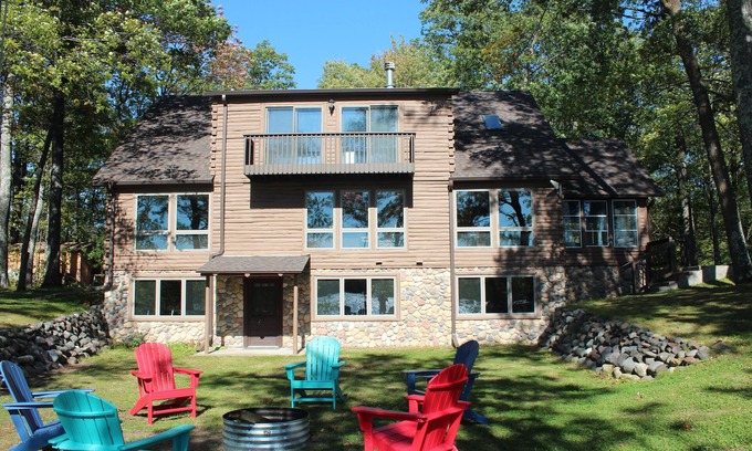 Hayward House | Nature Lovers Paradise on LoveJoy Lake with Pontoon