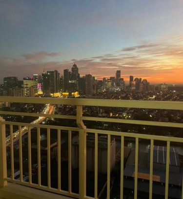 Kapitolyo Apartment | Near Bgc Ortigas 1Br Wi-Fi Netflix balcony skyline
