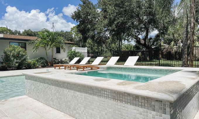 Gulf Gate Estates Cottage | Near Siesta Key with Private Pickleball Court and Heated Saltwater Pool with Spa