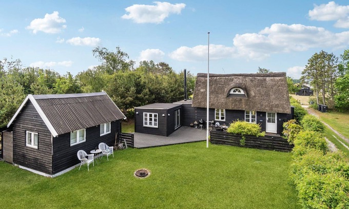 Nordstrand House | Near the famous palm beach in Frederikshavn welcomes you this lovely thatched house with beautiful w