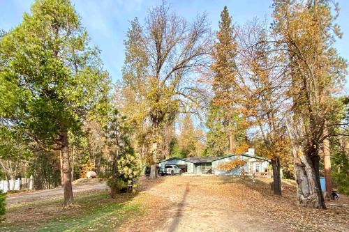 Oakhurst Villa | Near Yosemite, A Tranquil Getaway with Creek Frontage