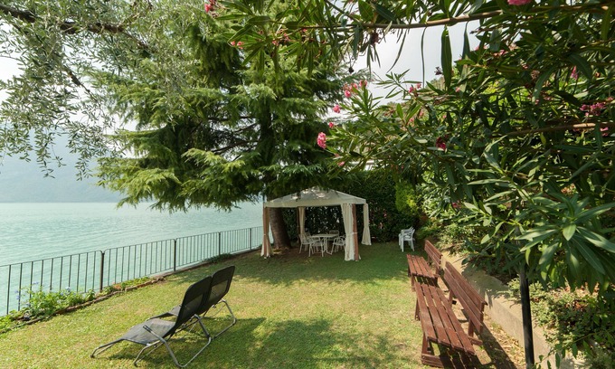 Marone Apartment | NEST ON THE LAKE facing the lake, private beach, air conditioning SEPT-OCT OFFERT