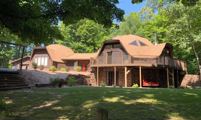 Williamsburg House | Nestled in forest with private hiking trails. Near horse show, beaches & golfing