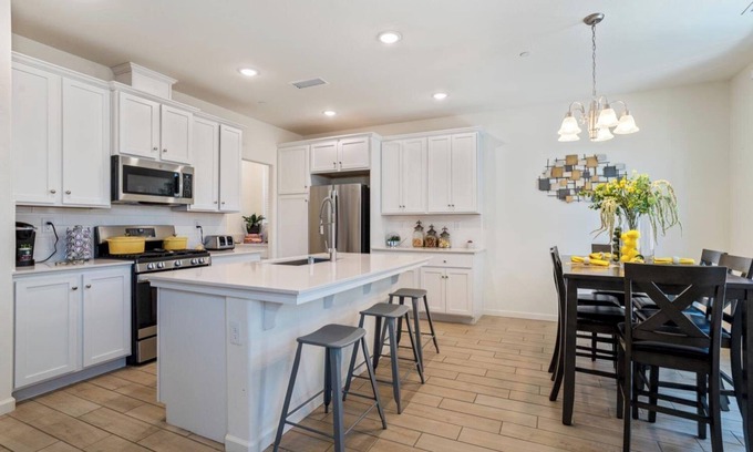 Raisin House | New 3-Bedroom House, Gated Community, Pool, near Fresno Airport and Starbucks.