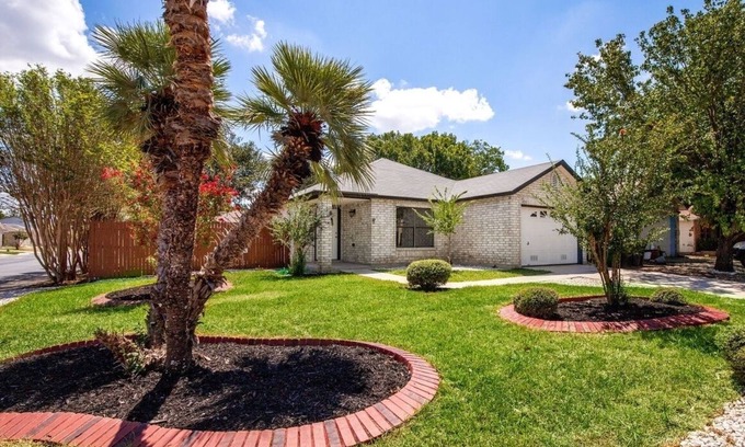 San Antonio Villa | New! 3B2B Villa, Pool, BBQ, Firepit, Yard Games, Bunk Bed, Family & Pet Friendly