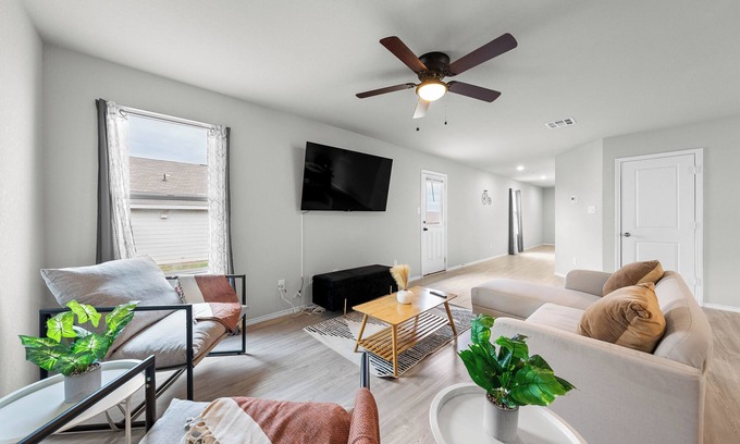 Southside House | NEW BUILD! 3BR - Near Lackland & Seaworld