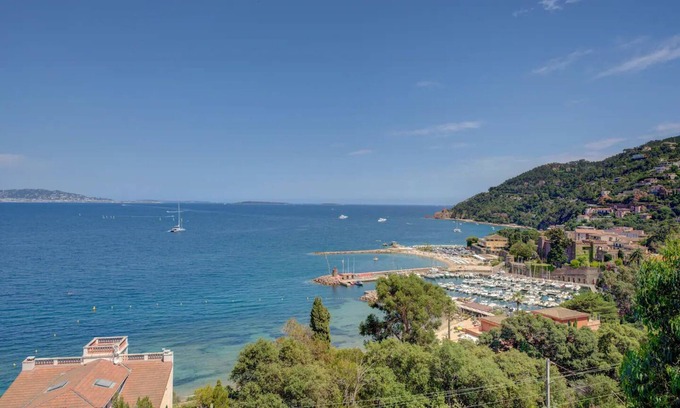 Theoule-sur-Mer Cabin | New build and beautiful beach house with sea view