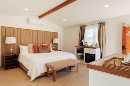 San Antonio de las Minas House | New Cabin with King Bed, AC and TV near Wineries at Monte Olmo