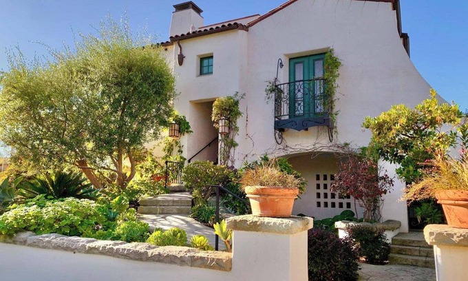 Santa Barbara Villa | NEW! Casa Cielo in the heart of the Funk Zone, 2 blocks to beach, A/C, Pet Friendly!