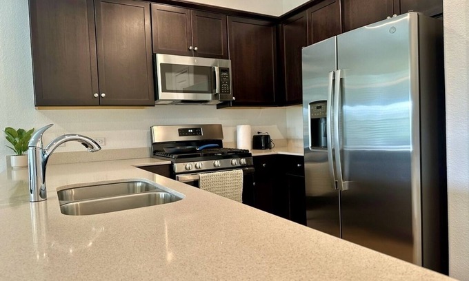 Del Valle House | New Comfy Modern Spacious Home near Tesla & AUS
