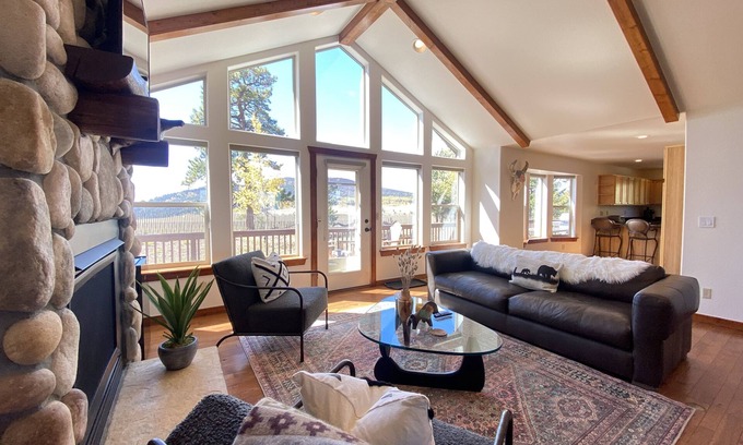Hartsel Cabin | New! Impeccable Home with Fireplace, Hot Tub and Epic Views - Hart House