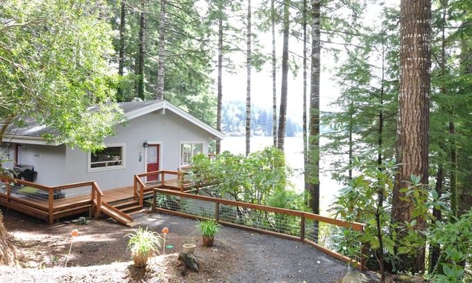 Florence Cabin | New Listing! Adorable lakefront cabin on Mercer lake, private dock, kayaks, gas grill