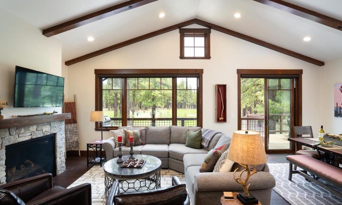 Truckee House | New Listing! Luxury 3BD Residence on Gray's Crossing Golf Course