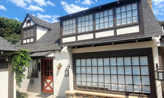 Montecito Cottage | **New listing**Montecito Carriage House on Coast Village near Butterfly Beach