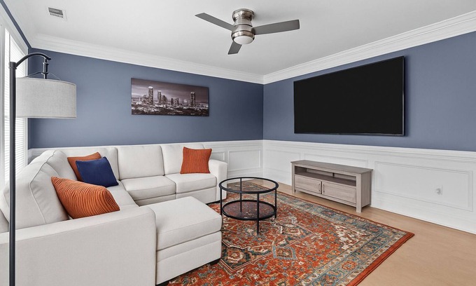 Paw Creek House | New listing, Remodeled! Stylish 3BR Airport 2 mi, Uptown 9 min + Free Parking