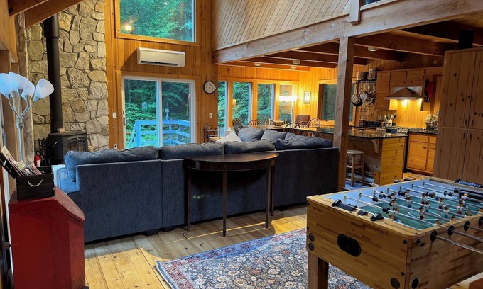 Lanesborough House | New! Lovely Post & Beam home minutes from Lenox & Williamstown, lakes & hiking