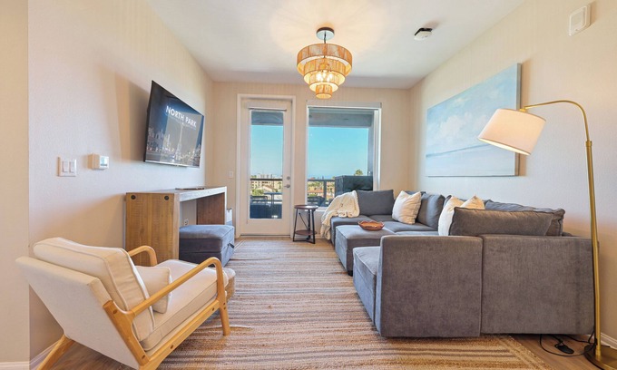 Normal Heights Apartment | NEW Lux North Park Gem~King Beds~Workspaces~Parking~Central Location!
