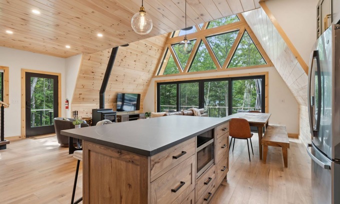 Harrison House | NEW Luxury A-Frame, Lake Access w/hot tub