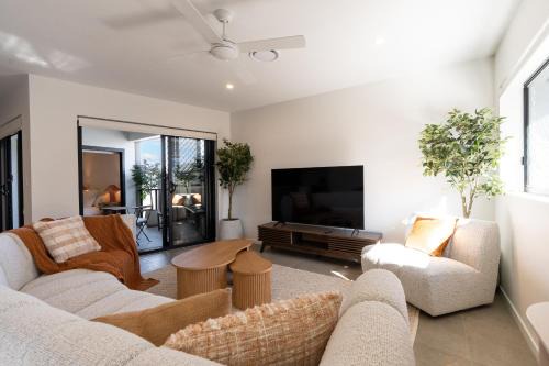 Mount Gravatt East Apartment | New Luxury Spacious private convenient hilltop view 3BD