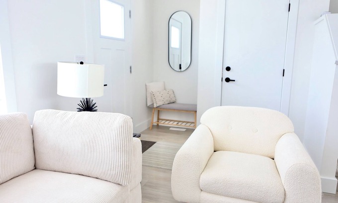 Saskatoon House | *NEW* Modern House With Private Hot Tub & Parking