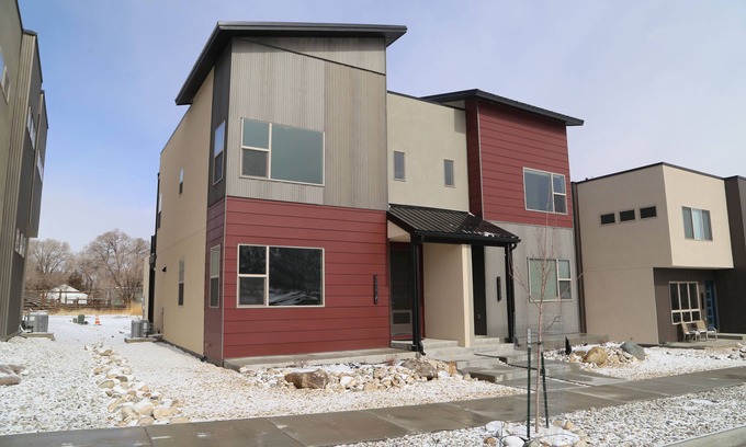 Poncha Springs House | New Modern Townhome 3bd, 3ba, 20min to Monarch Ski, Garage, Traeger