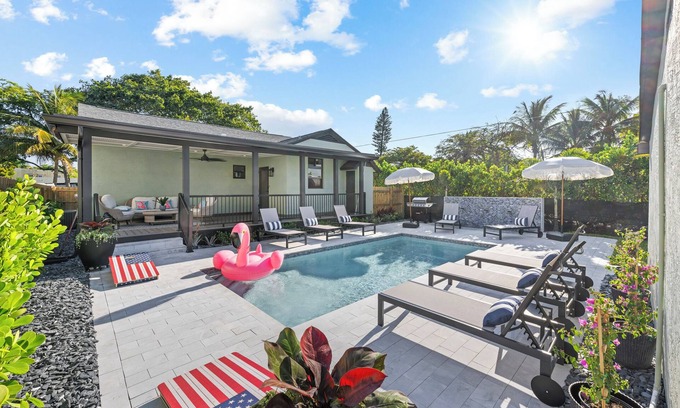 Sunshine Park House | NEW Reno! Sleeps 14 + Heated Pool + 5 min to downtown!