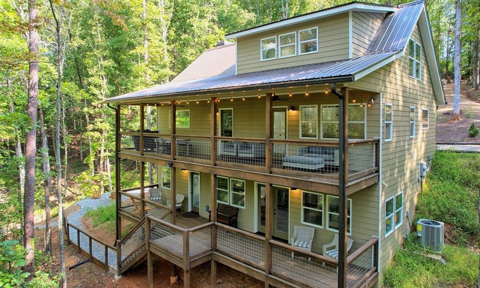 Dahlonega Cabin | New! Riverfront with Arcades & Firepit