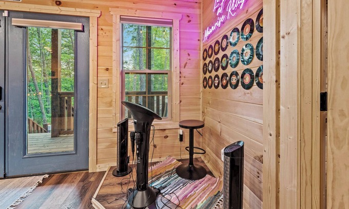Sevierville Cabin | New Smoky Mtn Cabin for Fall:Theater/Karaoke/Game Room,Majestic Views,Decks