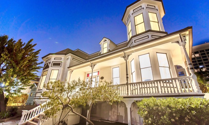 Hillcrest House | NEW STUNNING MANSION! Amazing Location, Yard and Amenities AC Parking Tub Games