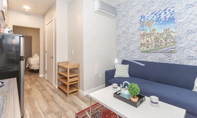 Midway District House | New Sunny Chic Apt 3 Blocks to All. Parking, Cable