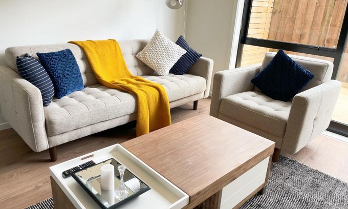 Hamilton Lake House | New towhouse walk to the hospital & CBD & the Lake