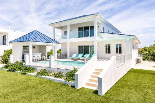 Discovery Bay Villa | New Unique Villa Blue Top! 2 Bedroom Waterfront