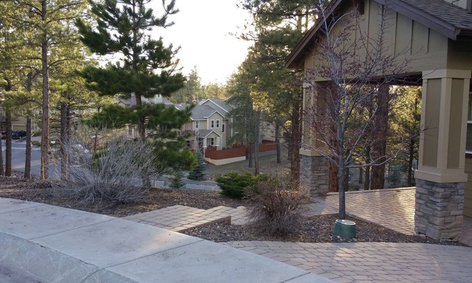 Flagstaff House | Newer 2350 SQ FT Townhouse private, close to downtown, hilltop views, A/C