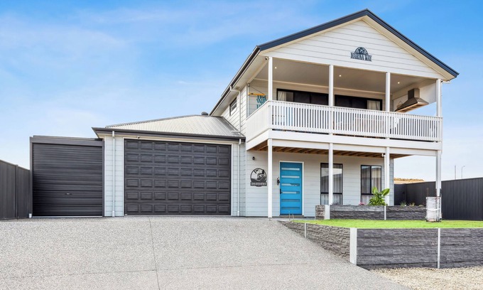 Mannum House | NEWLY BUILT END OF 2024, THIS SPACIOUS RIVER HOME ACCOMMODATES UP TO 13