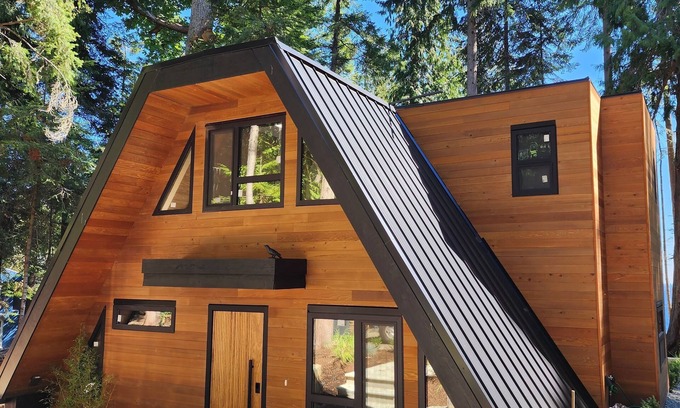 Regional District of Nanaimo Cottage | Newly built Grand Cedar Lodge on the Straight of Georgia.