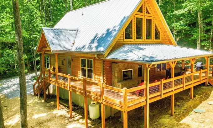 Lookout Valley Neighborhood Association Cabin | Newly Built, Secluded Log Cabin. 15 min to Downtown. Hot Tub.