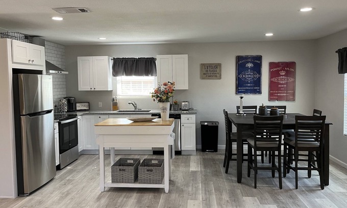 Fort Worth Cottage | Newly built spacious stand alone cottage close to Fort Worth