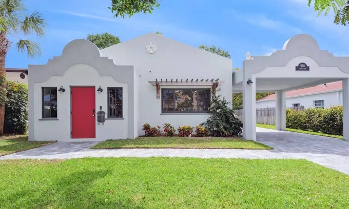 Poiciana Park II House | Newly Constructed Luxe 3BR Home Downtown | Airport