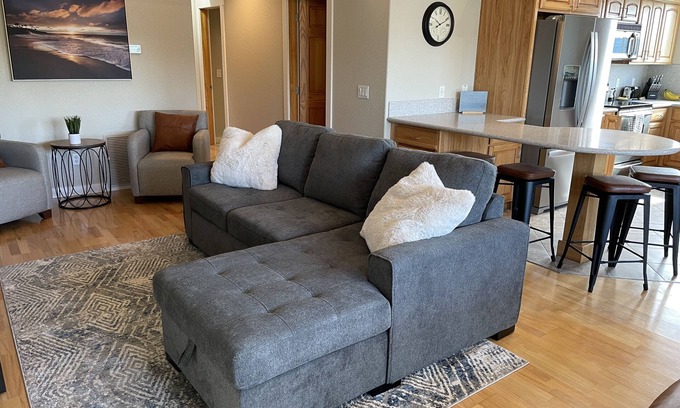 East Wenatchee Apartment | Newly remodeled apartment over shop, 1 block from airport