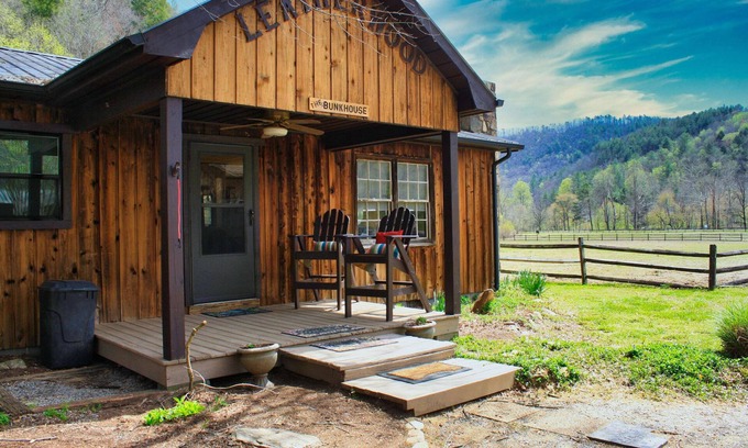 Ferguson Cabin | Newly Renovated, Cute Cabin On Horse Farm,WiFI,Hot Tub,Pet-Friendly