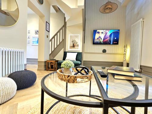 Glasgow House | Newly Renovated Gem - Free Parking & Modern Comfort