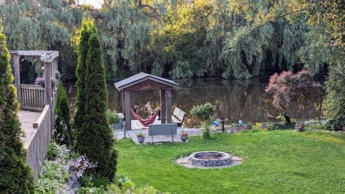 Niagara Falls Bed & Breakfast | Niagara Creekside B&B - Waterfront suite