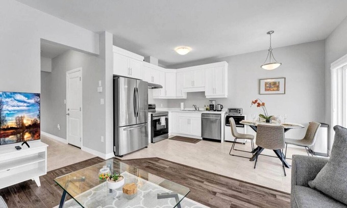 Niagara Falls House | Niagara Falls Luxury Townhome! 3 Beds 3 Baths!