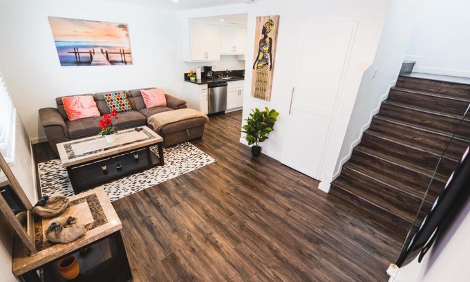 Wilshire Apartment | Nice and Close to Downtown 1 Bedroom Sleeps 4