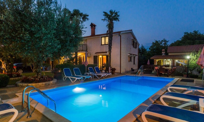 Vrznaveri Apartment | Nice apartment for 5 guests with WIFI, A/C, pool, TV, terrace and pets allowed