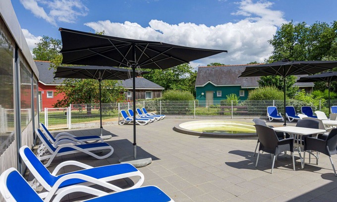 Saumur House | Nice apartment in villa for 6 guests with pool, internet, TV, terrace and pets allowed